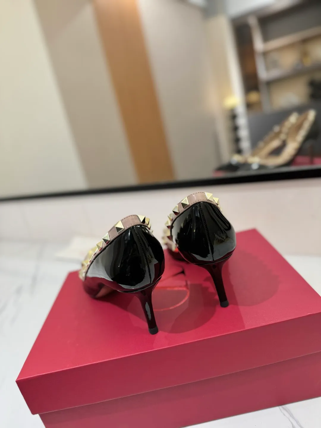 👟👟Ex-factory price 580👟👟 Valentino/Valentino rivet VT classic shoes, top replica! The side curves are perfect, the original molded custom-made rust-free rivets, and the textured hardware bring out a full sense of high-end, giving you a genuine foot feel! The first choice for high-end customers❤️ [Material] Upper: Original imported custom patent leather Lining: Original imported goatskin Outsole: Imported pearlescent leather outsole Heel height: 6.5CM Code number: 35-39 [34, 40, 41, 42 custom-made are not returnable]